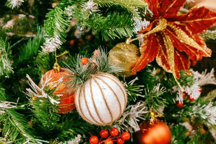 How to Choose the Perfect Artificial Christmas Tree for a Holiday Home Away from Home